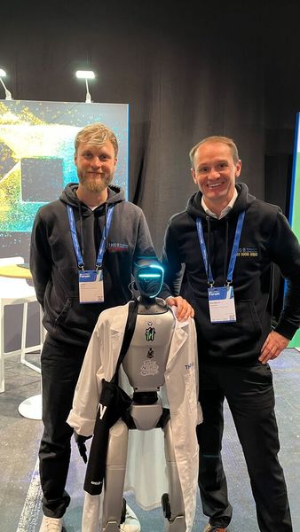 Die TNG war in künstlich intelligenter Begleitung auf dem Forum unterwegs: Jonas Mayer (l.) und Konstantin Koschke (Bild: Vogel IT-Medien GmbH)