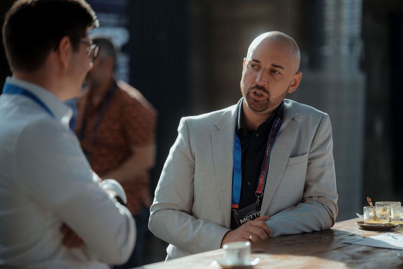 Florian Hansemann, Geschäftsführer bei Hansesecure, im Gespräch. (Bild: Vogel IT-Akademie)