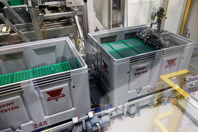 Von den Transferpaletten werden die Formteile in Transport-Trays in Speditionsboxen abgesetzt und gehen an die Abfüllanlage des Waschmittelherstellers, beschreibt Buzek Plastic. (Wittmann-Battenfeld)