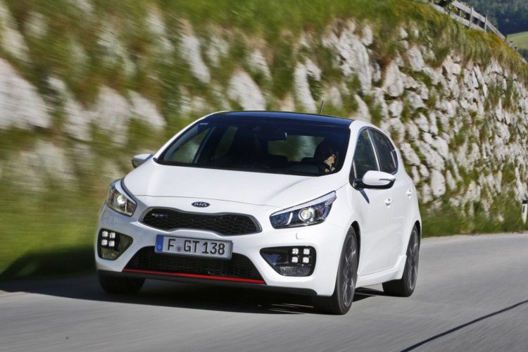 Allerdings könnte das Fahrwerk durchaus noch etwas Feinschliff gebrauchen. Die Abrollgeräusche sind sehr deutlich ausgeprägt. Auch die Abstimmung des auf dem Nürburgring getesteten Fahrwerks benötigt noch etwas Verfeinerung, um ihm seine mitunter hoppelnde Gangart auszutreiben. (Foto: Kia)