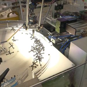 Igus relies on its low-cost Delta robots for the downstream separation of sprue and injection-molded parts.(Image: Igus)