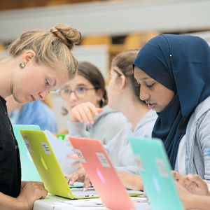 Participer à des évènements et des ateliers techniques et scientifiques permet aux jeunes filles de gagner confiance et les encourage à poursuivre dans cette voie si elle leur plait.(Source :  SATW)