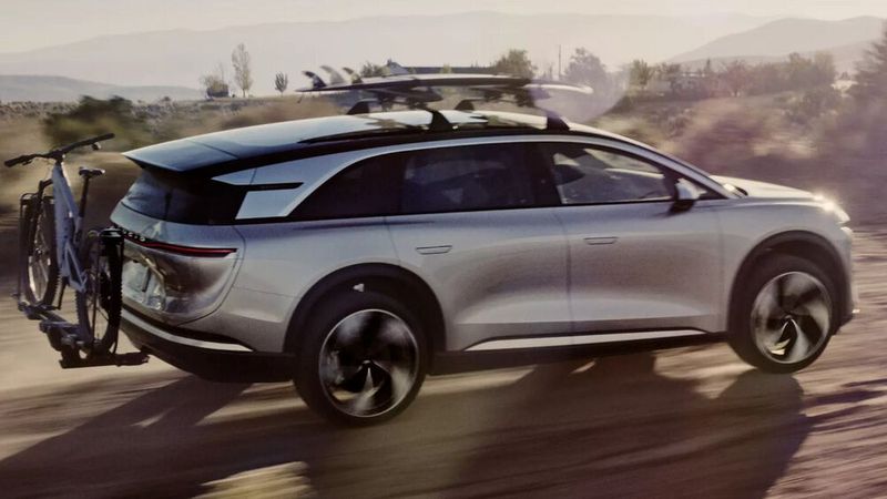 Statt einem gestuften Limousinen-Heck wie beim Air bietet der Gravity ein Steilheck mit großer Heckklappe. (Bild: Lucid Motors)