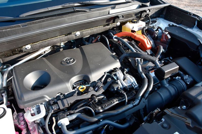 Für den Vortrieb sorgt im RAV4 Hybrid ein Vierzylinder mit 2,5-Litern Hubraum, der gemeinsam mit dem Elektromotor und in Kombination mit einem stufenlosen Automatikgetriebe 218 PS bzw. 222 PS (Allrad) leistet. (Simon / »kfz-betrieb«)