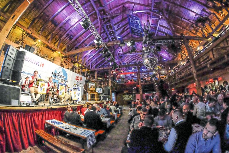 Beim Automobilen Aschermittwoch geht’s im Weißbierstadl in Abensberg rund.  (Bild: Zietz/»kfz-betrieb«)