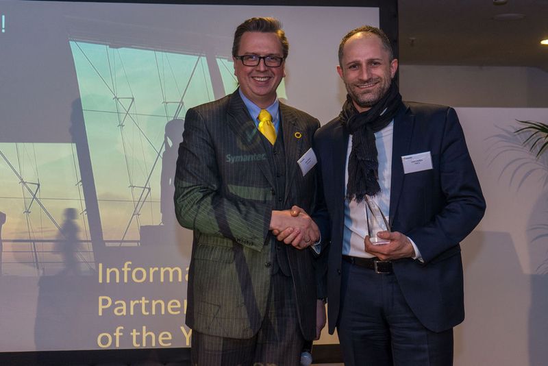 Alexander Peters von Symantec (links) kürte PMCS als „Information Protection Partner of the Year“. Den Preis überreichte er Lars Linden. (Bild: Symantec)