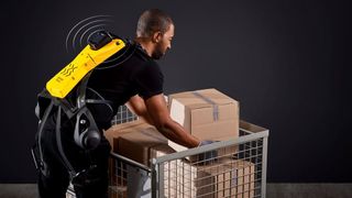 Das Exoskelett bietet bis zu 30 Kilogramm Unterstützung pro Hebevorgang und kann mit einem Smart-Factory-Ökosystem verbunden werden. (German Bionic)