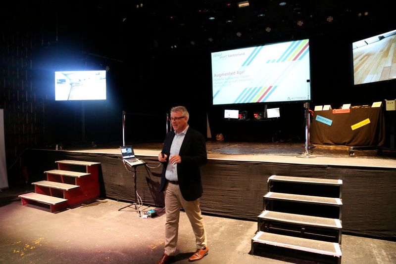 Design Night du 19 octobre, à la Case à chocs de Neuchâtel. Roberto Sigona, directeur du site Autodesk en Suisse, montre ce que sera l'avenir avec les outils VR déjà disponibles aujourd'hui. (JR Gonthier)