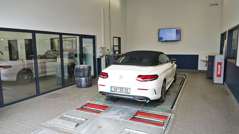 Die Direktannahme ist mit einer Glasscheibe vom Kundenzentrum getrennt und ermöglicht den wartenden Kunden einen Blick in die Werkstatt. (Bild: Schreiner/»kfz-betrieb«)