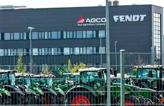 Auch im Fendt-Werk Marktoberdorf stehen die Bänder still! Der Grund ist ein Hackerangriff mit Ransomware auf den Mutterkonzern Agco. Wie heftig der Schaden ist und wie lange die Arbeit ruht, kann oder will noch niemand sagen.(Bild:  Agco)