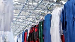 Millionen von Menschen in Deutschland tragen Berufskleidung – hier liegt besonders viel Potenzial für eine Textilwende. (Bild: Mewa)