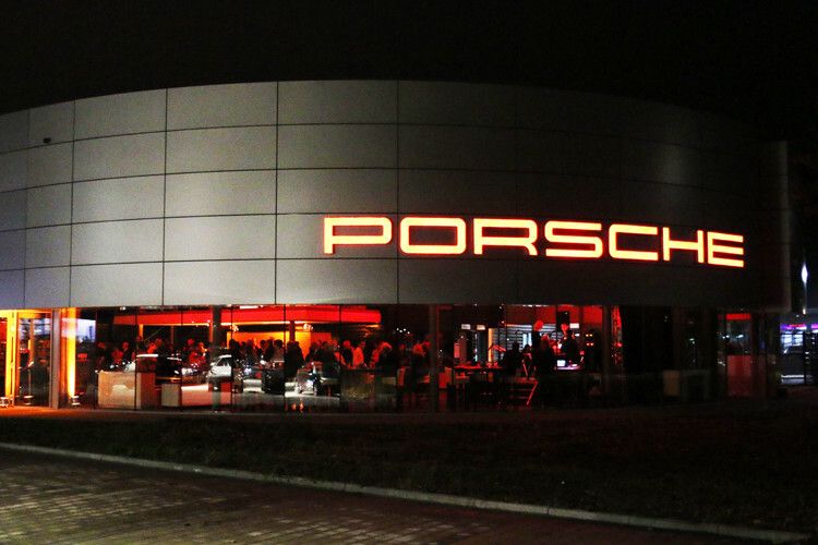 Die ostbayerische Autohausgruppe AVP Autoland hat das Porsche-Zentrum Landshut in den vergangenen Monaten für fast 1,9 Millionen Euro modernisiert und erweitert. (Foto: AVP)