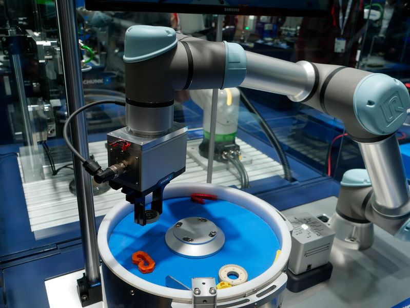 Das 2D-Grasping-Kit von Schunk ermöglicht es dem Roboter, unterschiedliche Bauteile zu greifen. Die Software ermittelt dabei selbstständig die optimalen Greifpunkte. Das Produkt wurde auf der Messe mit dem Hermes Award 2024 ausgezeichnet. (Bild: Sandro Kipar/VCG)