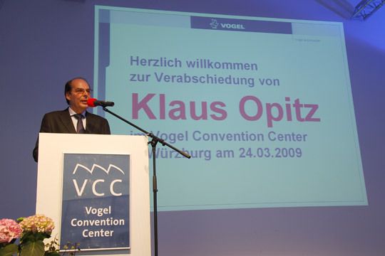 Vogel-Automedien-Chef Ernst Haack lobte den unermüdlichen Einsatz von Klaus Opitz. (Archiv: Vogel Business Media)