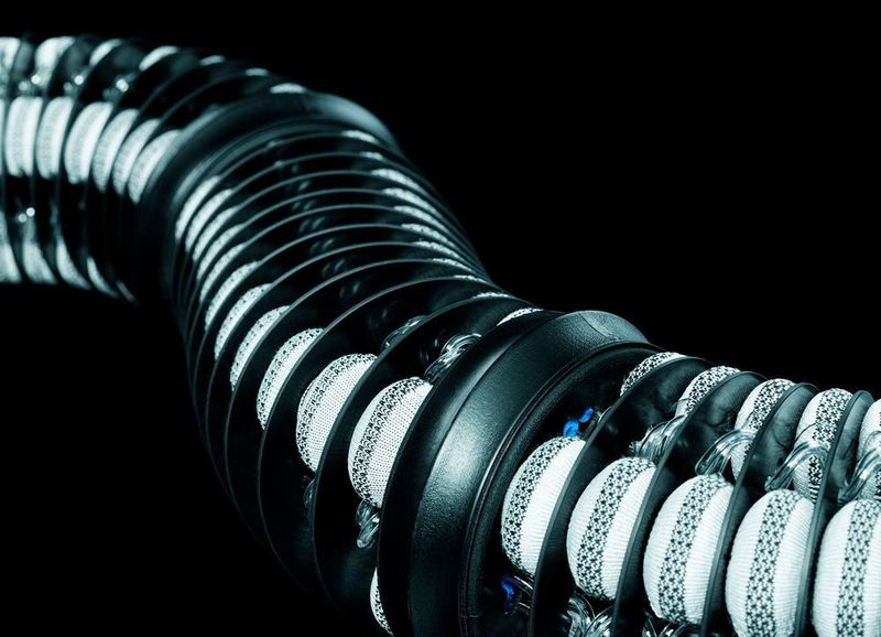 In seinen Bewegungen und seiner Funktionalität ist der BionicMotionRobot vom Elefantenrüssel und den Tentakeln des Oktopus inspiriert. (Festo)