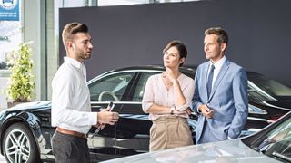 Bis zu 5.600 Euro: Der ZDK hat untersuchen lassen, wie viel Händler der Prozess der Kundenberatung und des Fahrzeugverkaufs kostet. (Bild: Timo Volz – ProMotor)