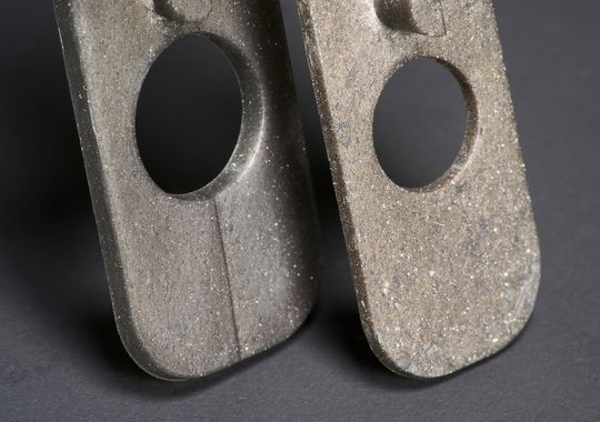Eine neue Methode zur Herstellung von Metalleffektpigmenten ermöglicht einen fließlinienlosen Metalleffekt auf Kunststoffoberflächen – und das, ohne Beschichtung. (Bild:  Fraunhofer IAP)