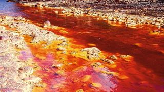 Durch Pyritverwitterung versauertes eisenreiches Wasser im Rio Tinto, Spanien. Wenn in Eiszeiten der Meeresspiegel fällt, verlagern sich die Küsten Richtung Ozean und es werden mehr als 20 Millionen Quadratkilometerpotenziell pyrithaltiger Schelfsedimente entwässert. In den Eiszeiten könnten viele Küstengewässer aufgrund der Pyritverwitterung in den ehemaligen Schelfsedimenten ähnlich ausgesehen haben. (Marum – Zentrum für Marine Umweltwissenschaften der Universität Bremen)