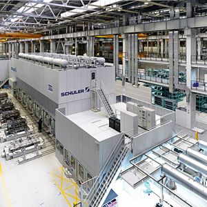 Im Zusammenhang mit der Umsetzung der on-site-Strategie investierte die BMW AG auch im Presswerk in Regensburg in moderne Anlagentechnik. Dadurch sollen möglichst alle Pressteile, die am Standort benötigt werden, auch unmittelbar vor Ort hergestellt werden.