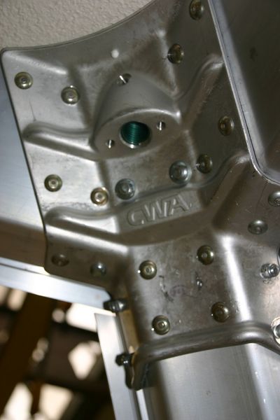 Bei Kleinkabinen  ... übertragen vier Ecklaschen  die Last auf den Tragarm und das Seil.   Bilder: CWA (Archiv: Vogel Business Media)