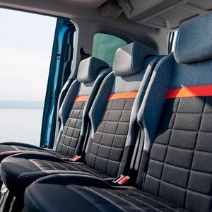 In der zweiten Reihe bietet der elektrische Berlingo drei Einzelsitze.(Bild:  Citroën)