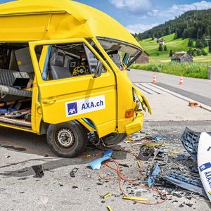 Beim aktuellen, für die Typgenehmigung notwendigen NACP-Frontalcrash wird das Fahrzeug auf eine Geschwindigkeit von 64 km/h beschleunigt und prallt dann seitlich versetzt mit 40 Prozent der Fahrzeugbreite frontal auf eine deformierbare Barriere. (Bild:  © KEYSTONE / MELANIE DUCHENE)