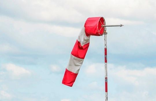 Abgeknickt ist dieser Windsack. Und am Abknicken ist auch der Arbeitsmarkt, wie Experten jetzt feststellen müssen ...(Bild:  Windbeuteleck)