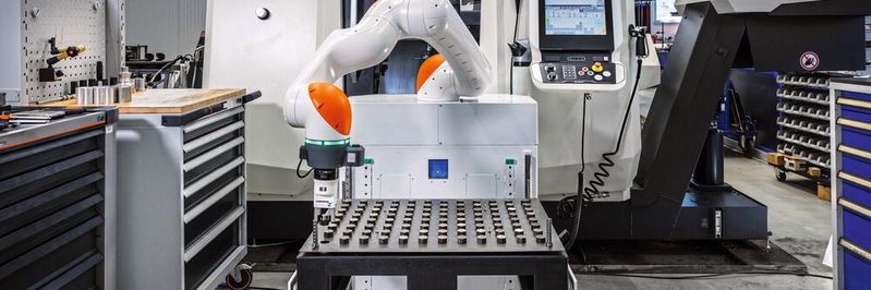 Die modulare Automationszelle, deren Herzstück der LBR iisy in der 11 kg Traglastvariante bildet, wird autonom durch die KMP 600-S mit Material versorgt. Die modulare Automationszelle, deren Herzstück der LBR iisy in der 11 kg Traglastvariante bildet, wird autonom durch die KMP 600-S mit Material versorgt.