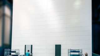 Mit der neuen Lagersystemgeneration Vertical Buffer Module will Kardex Remstar eine Antwort auf die Forderungen der Fertigungsindustrie nach einer intelligenten Automatisierung des Materialflusses, mehr Flexibilität und Variantenbeherrschung geben. (Bild: Kardex Remstar)