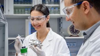 Ramineh Rad (links) und Tito Gehring untersuchen, wie Mikroorganismen in Kläranlagen zur Energiewende beitragen können. (Bild: RUB/ Marquard)