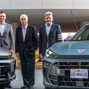 Vorbesprechung der künftigen Partner: (v. l.) Thomas Schäfer als Leiter der Markengruppe Core im Volkswagen-Konzern, Roger Penske, Vorsitzender der Penske Corporation, sowie Seat- und Cupra-Chef Wayne Griffiths.(Bild:  Cupra)