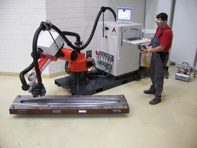 Bild 2: Mobile Härteanlage, die mit einem Hochleistungsdiodenlaser arbeitet. Sie eignet sich für Anwendungen direkt beim Kunden. Eine Erweiterung für das Pulver- und Drahtauftragschweißen ist möglich.  (Bild: Alotec)