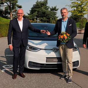 Bei der Schlüsselübergabe in Wolfsburg v.l.n.r.: Roland Clement, Vorsitzender der Geschäftsführung der Autostadt, Jürgen Stackmann, Vertriebsvorstand Volkswagen Pkw, Oliver Nicolai, First Mover, Holger B. Santel, Leiter Vertrieb und Marketing Volkswagen Pkw.(Bild:  Volkswagen)