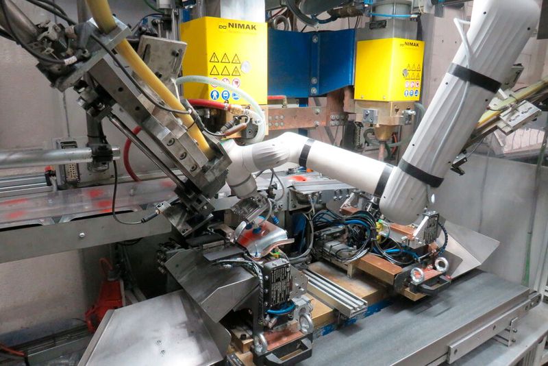 Ein kollaborativer Roboter unterstützt beim Einlegen von Blechteilen in eine Schweißpresse. (Bild: Igus)