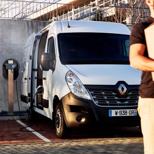 Renault will Paketboten mit dem elektrischen Master ZE weiter freie Zufahrt zu Innenstädten garantieren.