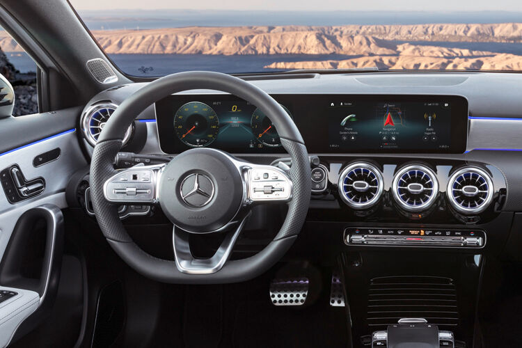 
In der A-Klasse erstreckt sich der Bildschirm über das halbe Armaturenbrett. (Mercedes-AMG)