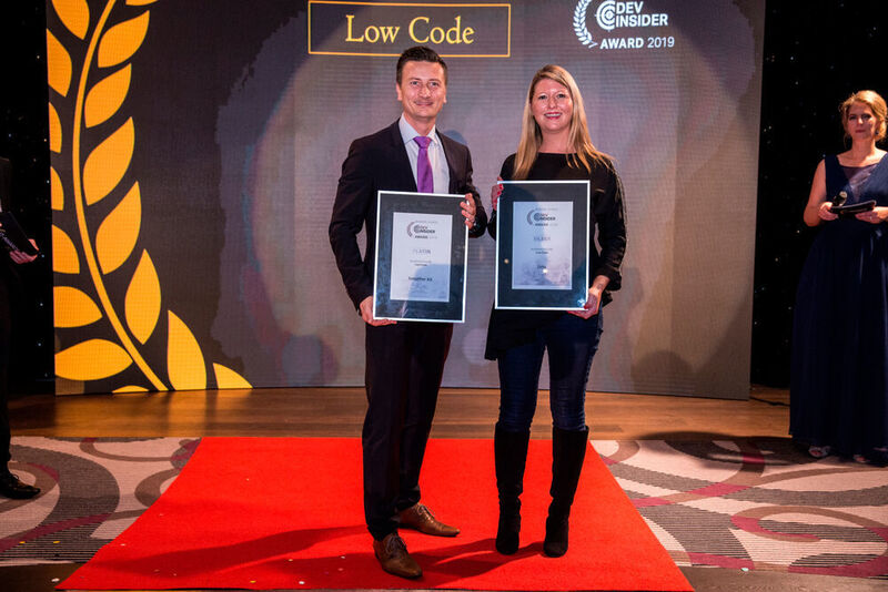 In der Kategorie Low Code freut sich Erik Hufeld sichtlich über den Platin-Award für die Simplifier AG, extra aus Großbritannien ist Julie Watson für Silber-Preisträger Zoho angereist. (artful rooms / VIT)