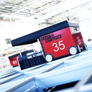 Für den Transport der Behälter im System sind die Roboter zuständig.