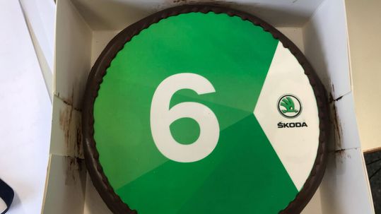 Die Skoda-Welt ist derzeit voller Sechs: Gut sechs Prozent Marktanteil, Platz sechs im Markenranking der Neuzulassungen, Platz sechs im Modellranking für den Octavia. Zur Jahresschlusskonferenz von Skoda gab es deshalb eine Sechser-Torte.(Bild:  Grimm/»kfz-betrieb«)