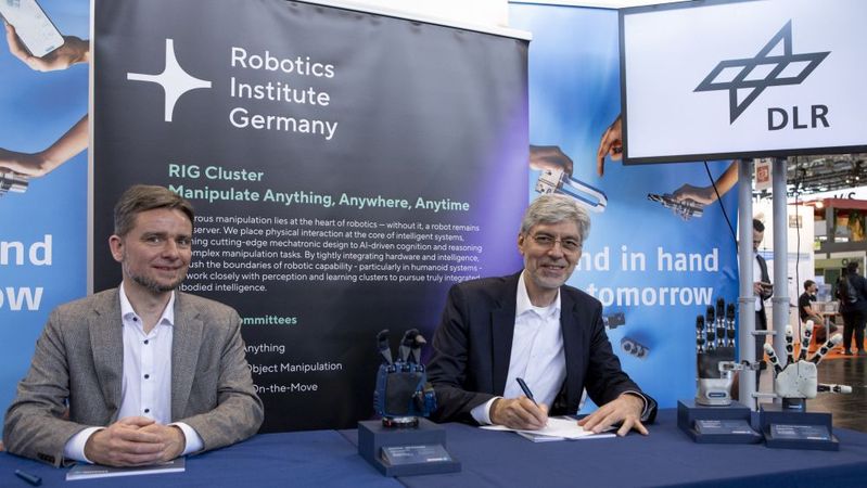 Startpunkt der nächsten Entwicklungsstufe: Mit der Unterzeichnung einer Absichtserklärung auf der German Robotics Conference 2026 in Köln setzen Timo Gessmann (CTO Schunk) und Prof. Dr.-Ing. Alin Albu-Schäffer (Institutsdirektor DLR-Institut für Robotik und Mechatronik) ein gemeinsames Zeichen.(Bild:  DLR)