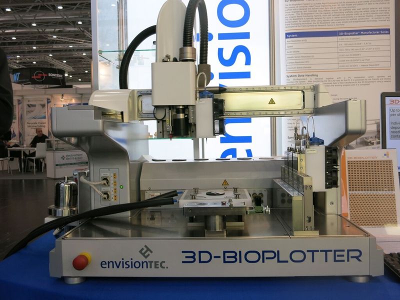 Inspiriert durch die vielen kleinen und großen Sensationen einiger Aussteller, die in den vergangenen Jahren aus unterschiedlichen Gründen nicht am Award teilgenommen haben, vergibt Devicemed erstmalig einen Ad-hoc-Award. Diesen verleiht Devicemed-Chefredakteur Peter Reinhardt für den Bio-Plotter von Envision-Tec, der ihm bei seinem Messerundgang besonders aufgefallen ist. (Bild: Reinhardt)