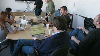 Die gesamte Belegschaft der von Bain untersuchten Unternehmen verbringt jährlich rund 15 % ihrer Arbeitszeit in Meetings - ein Wert, der seit 2008 stetig steigt. (Bild: commons.wikimedia.org/Robert Scoble)