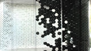 Im „Breathing Skins Showroom“, einem Prototypen-Raum, werde anschaulich gezeigt, wie man das Raumklima an die individuellen Befindlichkeiten des Nutzers anpassen kann. Herzstück des Projekts ist eine atmende Fassadenhaut unter Einsatz transparenter Massivplatten aus dem Polycarbonat Makrolon von Covestro sowie pneumatische „Muskeln“. (Tobias Becker)