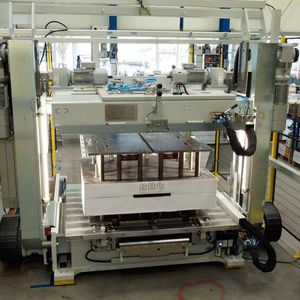 Formenträger für das Schäumen von Polyurethanteilen in Mindelheim bei BBG. Hier werden soeben die ersten Forschungsergebnisse aus dem Projekt EKI näher unter die Lupe genommen.(Bild:  BBG)