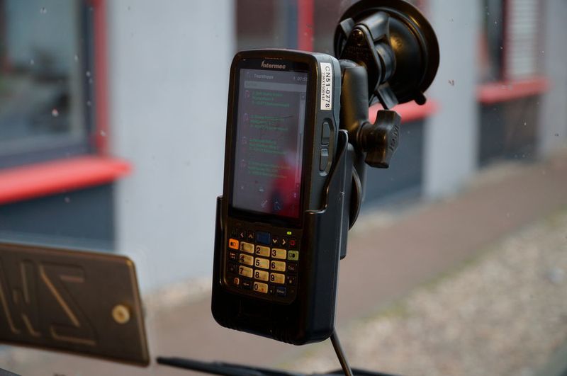 Das Gerät lässt sich vom Fahrer leicht mit einer Hand in die Station einlegen und sicher verriegeln. (Honeywell)