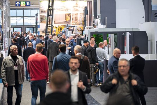 Bald schon werden sich die Messehallen in Hannover wieder füllen, wenn die Euroblech 2026 ihre Tore öffnet.(Bild:  RX Gobal/Mirja John Fotografie)