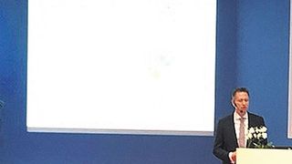 Dr. Ralph Lässig und Sebastian Feldmann stellten die vom VDMA und von der Deutschen Messe initiierte Studie „Predictive Maintenance“ vor. (Bild: Synek/VDMA)