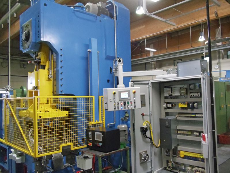 Bild 2: Das Retrofit dieser Gestellpresse umfasste neben dem Austausch des Schaltschrankes und dem Anbau der Türendschalter auch den Einbau eines neuen sicheren elektronischen Nockenschaltwerkes. (Bild: Pilz)