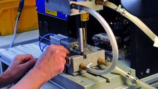 Die Elektronik der Drehmomentsensorik wird in eine Macromelt-Hülse vergossen. (Bild: NCT-Engineering)