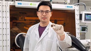 TUM-Forscher Dr. Kun Sun hält eine Perowskit-Solarzelle in der Hand.  (Bild: Dr. Yuxin Liang / TUM)